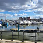 Peaceful Waterfront Apartment, Private Parking, Hull Marina
