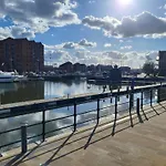Peaceful Waterfront Apartment, Private Parking, Hull Marina