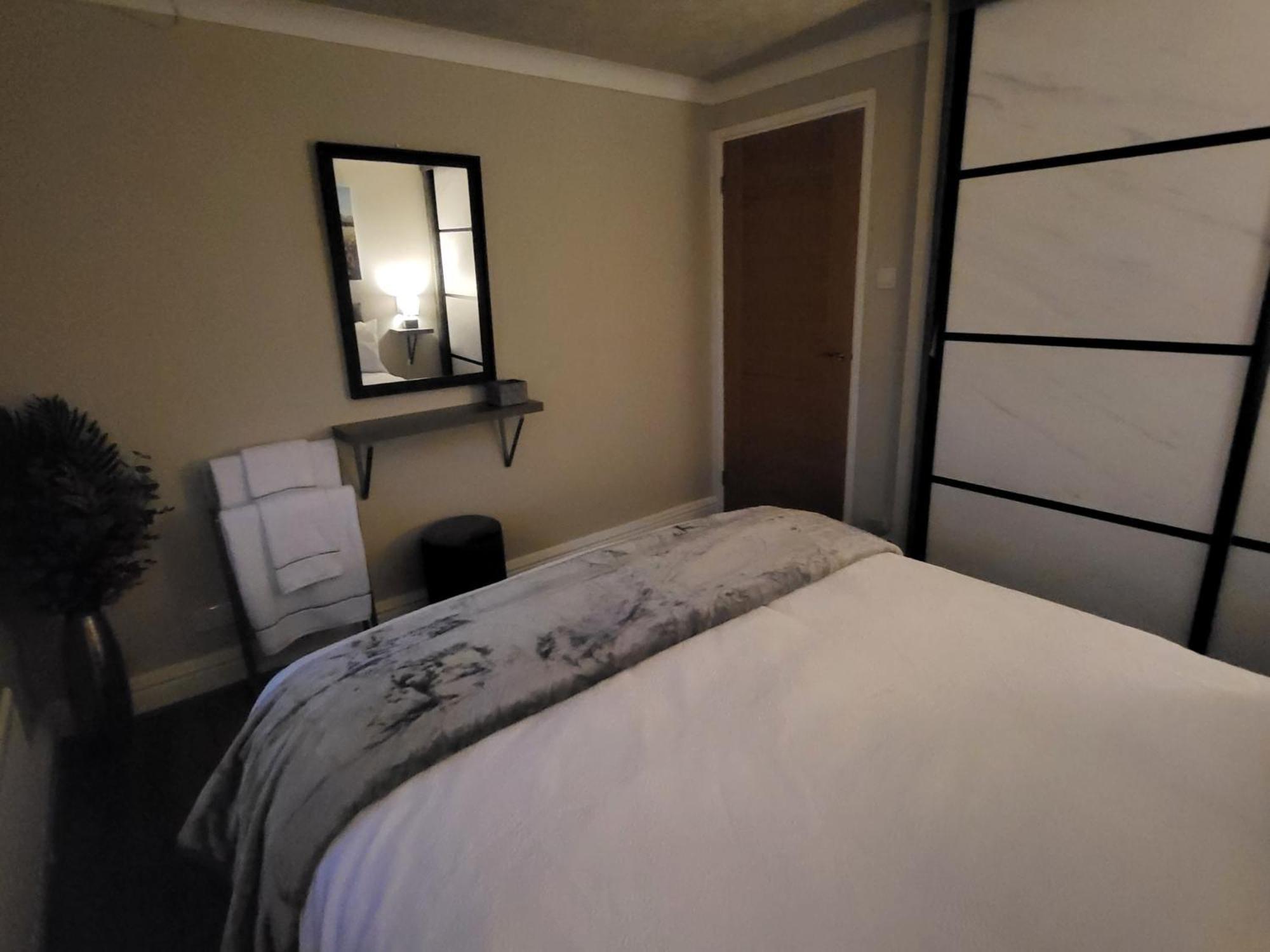 Peaceful Waterfront Apartment, Private Parking, Hull Marina * Kingston upon Hull